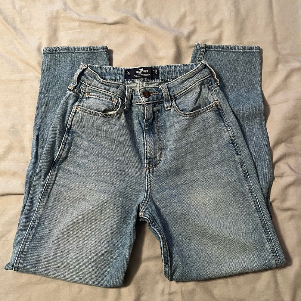 Hollister Ultra High-Rise Mom Jean